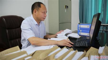 初心不改　本色不褪——記廣西勤廉榜樣、河池市紀(jì)委副書記、監(jiān)委副主任黃振林
