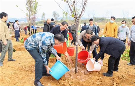 吳煒率隊(duì)到公司承建的項(xiàng)目舉行新春義務(wù)植樹活動