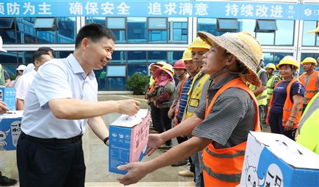 侯立林到冶建公司項(xiàng)目開(kāi)展“送清涼”慰問(wèn)